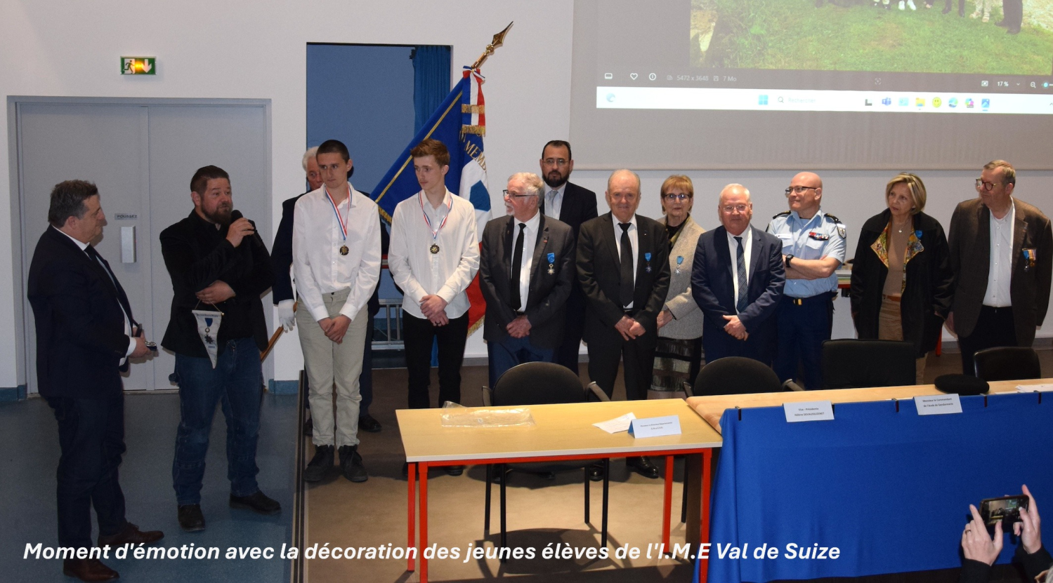 La Tribune lors de l'ouverture de l'AGO par le président 